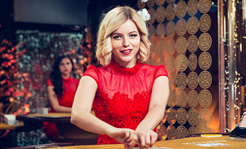 Hình ảnh các sư kê đang phân tích chiến thuật đá gà