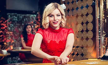 Hình ảnh các sư kê đang phân tích chiến thuật đá gà